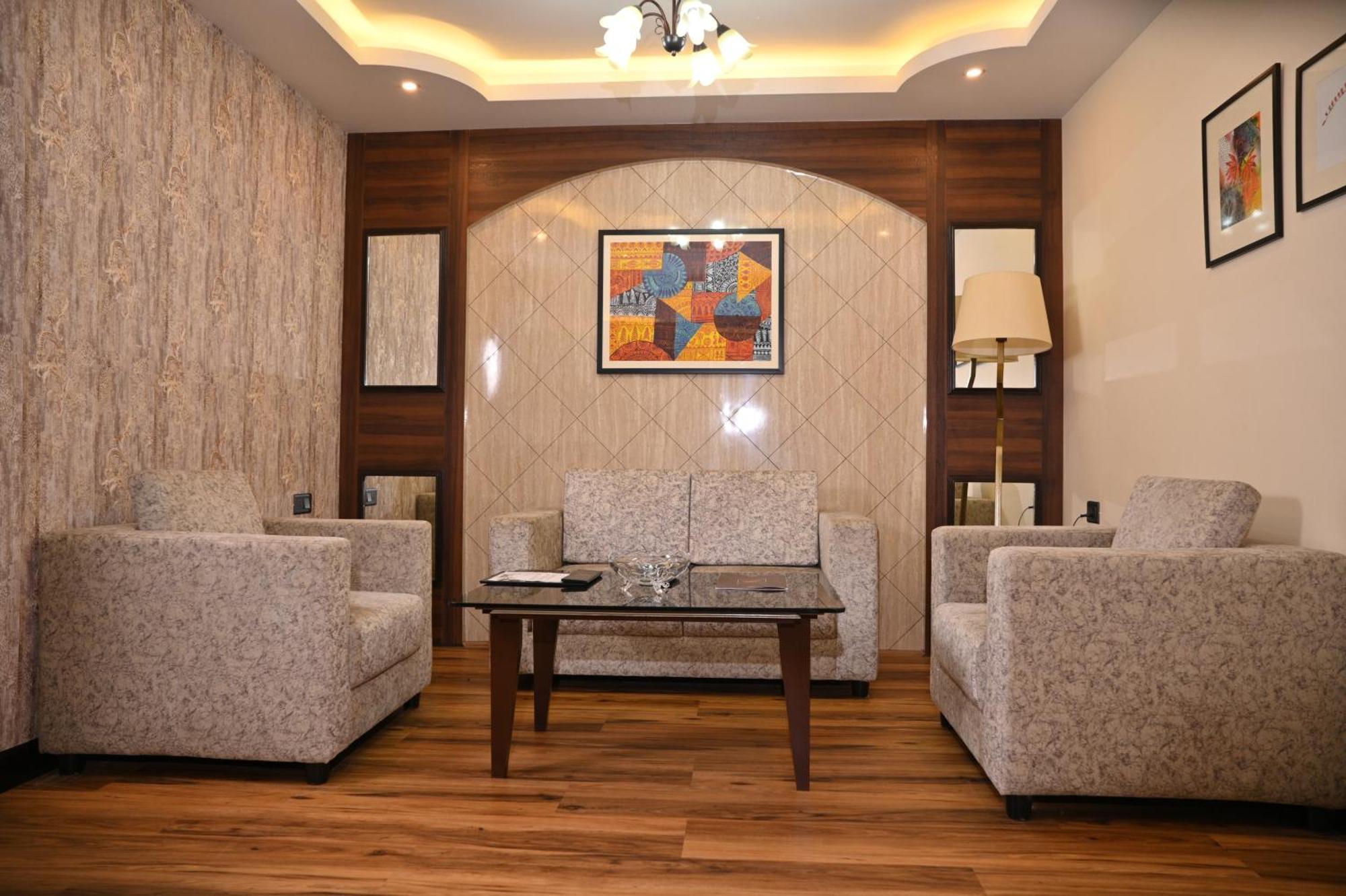فندق Golden Retreat Baharampur المظهر الخارجي الصورة