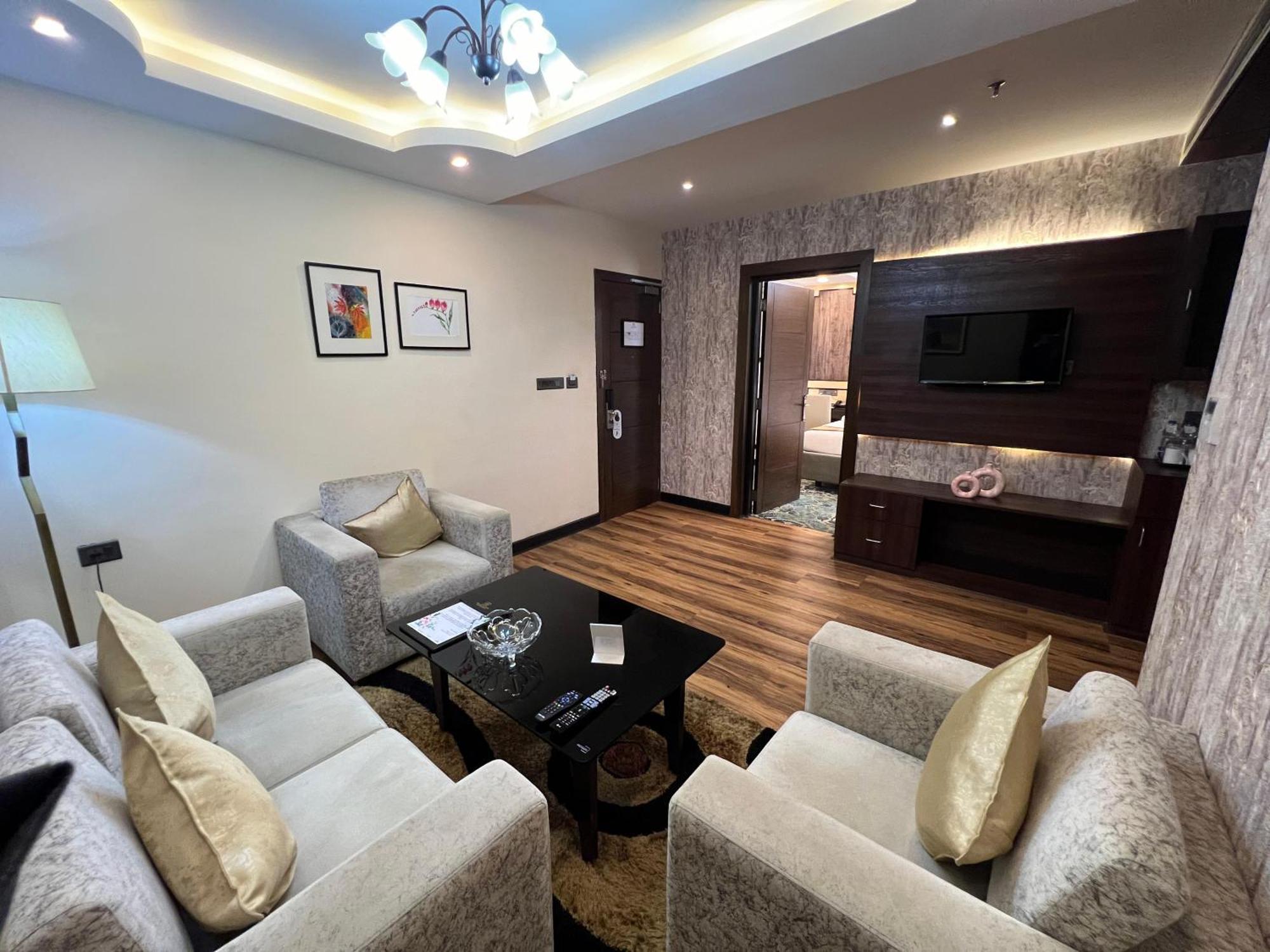 فندق Golden Retreat Baharampur المظهر الخارجي الصورة